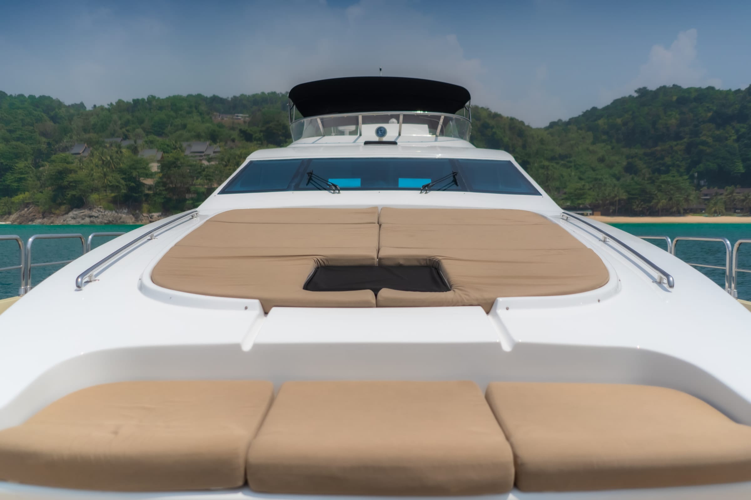 Mia Kai foredeck
